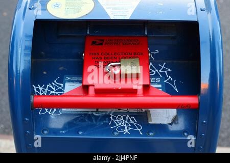 Une boîte aux lettres USPS avec un dispositif de verrouillage de sécurité rouge. Une boîte aux lettres de collecte verrouillée à New York dont le courrier n'est pas collecté à cet emplacement. Banque D'Images