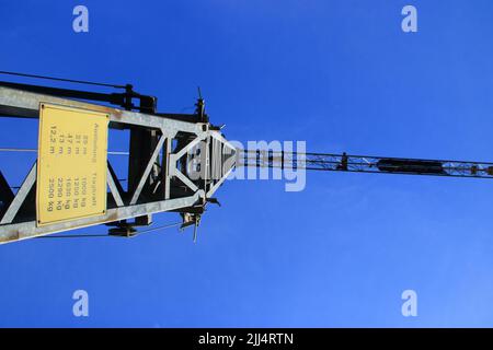 Table avec le poids maximum sur une grue de construction Banque D'Images