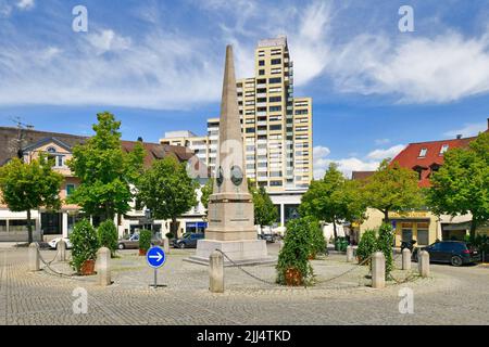 Ludwigsburg, Allemagne - juillet 2022 : petite place de la ville appelée Holzmarkt avec rond-point et monument obélisque Banque D'Images