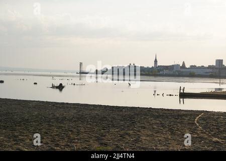 Friedrichshafen, Allemagne. 22nd juillet 2022. En raison du faible niveau d'eau du lac de Constance, il y a d'abord des problèmes de circulation maritime. Même le record de basse eau pour la saison pourrait bientôt tomber. (À dpa 'l'eau faible sur le lac de Constance cause les premiers problèmes pour les navires') Credit: Andreas Rosar/dpa/Alamy Live News Banque D'Images