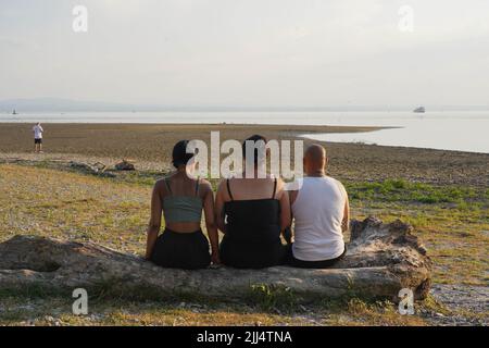 Friedrichshafen, Allemagne. 22nd juillet 2022. En raison du faible niveau d'eau du lac de Constance, il y a d'abord des problèmes de circulation maritime. Même le record de basse eau pour la saison pourrait bientôt tomber. (À dpa 'l'eau faible sur le lac de Constance cause les premiers problèmes pour les navires') Credit: Andreas Rosar/dpa/Alamy Live News Banque D'Images