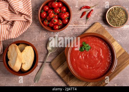 Photographie culinaire de soupe de tomate, de gazpacho, de toasts, de Chili Banque D'Images