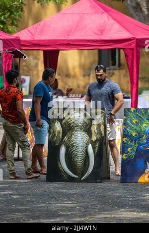 Galle, Sri Lanka - 06 11 2022: Acheter des peintures à l'huile de l'exposition de rue. Banque D'Images