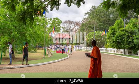 Anuradhapura, Sri Lanka: 03 31 2021: Des dévotés et un moine bouddhiste dans les rues du Sacré Jaya Sri Maha Bhodi. Banque D'Images