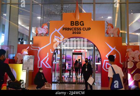 22 juillet 2022. Entrée à l'événement sportif de tennis et de badminton 'BBG Princess Cup 2022' où les participants se disputent le trophée de son Altesse Royale la princesse Maha Chakri Sirindhorn au Royal Paragon Hall, centre commercial Siam Paragon, quartier de Pathumwan, Bangkok, Thaïlande, Asie. Banque D'Images