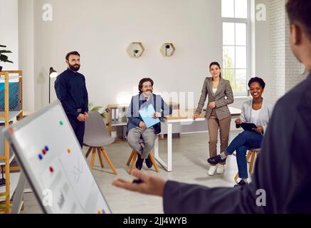 Personnel professionnel multiracial de l'entreprise avec le sourire discutant de l'information financière Banque D'Images