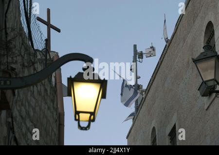 Des drapeaux israéliens sont affichés sur le toit d'une maison que les colons juifs vivent dans un quartier résidentiel du quartier chrétien de la vieille ville, à 20 juillet 2022, à Jérusalem, en Israël. Auparavant, le Patriarche orthodoxe grec de Jérusalem le Patriarche Theophilos III avait déclaré au Président américain, Joe Biden, qu'il y avait un effort des organisations de droite israéliennes pour chasser les chrétiens de la vieille ville de Jérusalem, par des saisies de biens. Environ 300 colons juifs vivent déjà dans le quartier chrétien. Banque D'Images