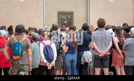 Paris / France - 23 juin 2019 : les touristes regardent et prennent des photos de Gioconda. La Mona Lisa de Léonard de Vinci au Musée du Louvre. Paris, France Banque D'Images