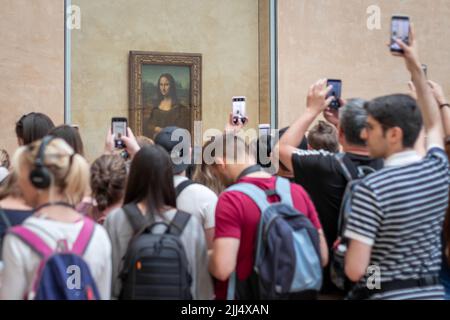 Paris / France - 23 juin 2019 : les touristes regardent et prennent des photos de Gioconda. La Mona Lisa de Léonard de Vinci au Musée du Louvre. Paris, France Banque D'Images