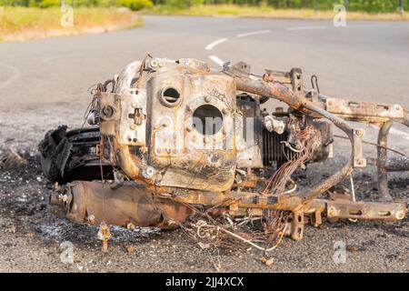 Newburn Angleterre: 16.06.2022: Moto volée incendiée et abandonnée. Réservoir de carburant Banque D'Images