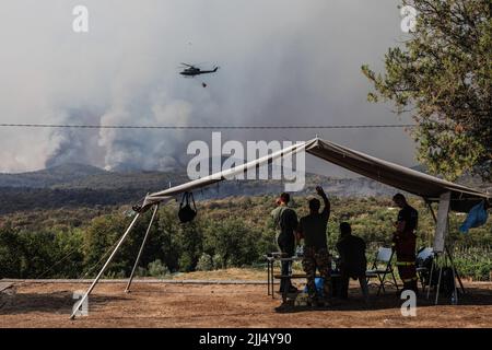 Karst, Slovénie. 22nd juillet 2022. Le personnel de l'unité de communication militaire se déferle vers un hélicoptère Bell-412 slovène passant, contribuant ainsi aux efforts de lutte contre les incendies en tant qu'incendie de forêt important dans la région de Karst en Slovénie. Environ un millier de pompiers avec appui aérien de trois hélicoptères slovènes, de deux hélicoptères serbes, d'un hélicoptère autrichien, d'un hélicoptère Slovakian Black Hawk et de deux hélicoptères hongrois, Un avion croate de lutte contre les incendies de Canadair et un avion de l'armée slovène Pilatus ont continué de lutter contre un grand incendie de forêt qui a éclaté il y a cinq jours et s'est intensifié dans la région de Karst en Slovénie Banque D'Images