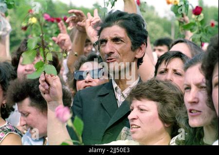 Bucarest, Roumanie, mai 1990. Foule assistant à un rassemblement politique organisé par le Front national du salut (F.S.N.) avant les premières élections démocratiques après la chute du communisme. Banque D'Images