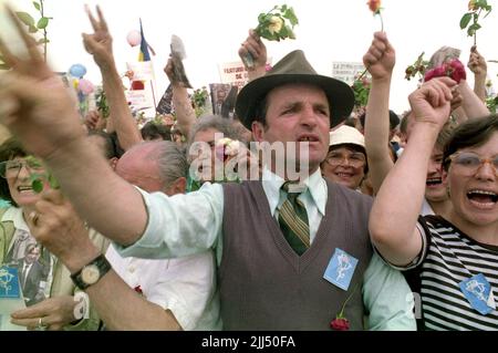 Bucarest, Roumanie, mai 1990. Foule assistant à un rassemblement politique organisé par le Front national du salut (F.S.N.) avant les premières élections démocratiques après la chute du communisme. Banque D'Images