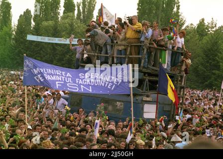 Bucarest, Roumanie, mai 1990. Foule assistant à un rassemblement politique organisé par le Front national du salut (F.S.N.) avant les premières élections démocratiques après la chute du communisme. Banque D'Images