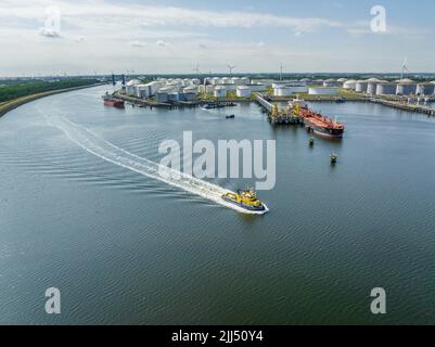 Remorqueurs patrouilleurs dans les eaux du port de Rotterdam Banque D'Images