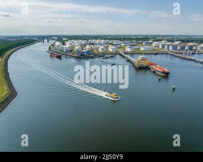 Remorqueurs patrouilleurs dans les eaux du port de Rotterdam Banque D'Images