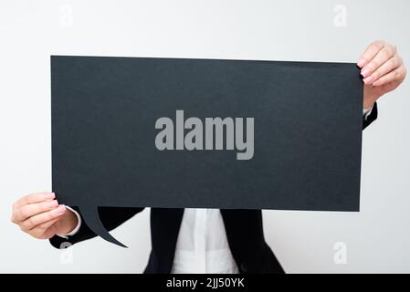 Femme d'affaires tenant une bulle de discours avec des messages importants. Femme présentant des informations de base sur le ballon de dialogue. Lady montrant les dernières mises à jour sur Banque D'Images