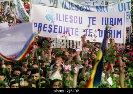 Bucarest, Roumanie, mai 1990. Foule assistant à un rassemblement politique organisé par le Front national du salut (F.S.N.) avant les premières élections démocratiques après la chute du communisme. Banque D'Images