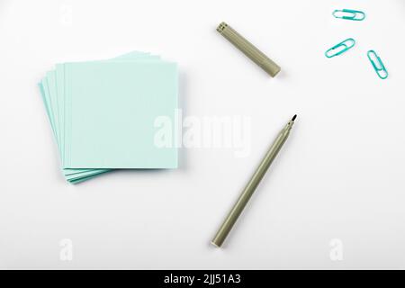 Messages importants écrits sur des notes adhésives sur le bureau avec un marqueur et des trombones. Informations de base présentées sur les Mémos sur la table avec stylo coloré et Banque D'Images