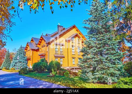 MEZHYHIRYA, UKRAINE - OCT 26, 2021: Le parc d'automne luxuriant autour de la maison de club Honka en bois, le 26 octobre à Mezhyhirya Banque D'Images