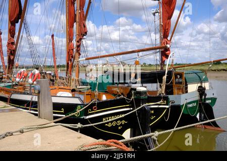 Vue sur les Barges de la Tamise amarrées à Hythe Quay Maldon Banque D'Images