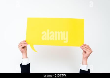 Femme d'affaires tenant une bulle de discours avec des messages importants. Femme présentant des informations de base sur le ballon de dialogue. Lady montrant les dernières mises à jour sur Banque D'Images