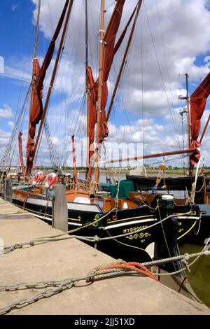 Vue sur les Barges de la Tamise amarrées à Hythe Quay Maldon Banque D'Images