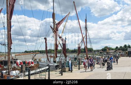 Vue sur les Barges de la Tamise amarrées à Hythe Quay Maldon Banque D'Images