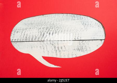 Bulle de discours rognée avec message important placé sur le sol. Couper la bulle de la boîte de dialogue avec les informations initiales à l'intérieur. Mises à jour récentes présentées dans Banque D'Images