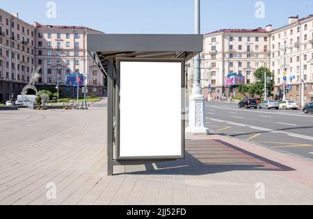Grand panneau d'affichage extérieur à l'arrêt de bus. Publicité de marque, de produit, de service dans la zone urbaine à fort trafic. Palissades. Photo de haute qualité Banque D'Images