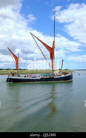 hames Barge Thistle quitte Maldon vue portrait Banque D'Images