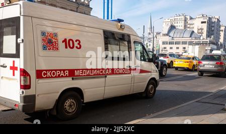 12 octobre 2021, Moscou, Russie. Ambulance dans l'une des rues de la capitale russe. Banque D'Images