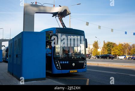 12 octobre 2021, Moscou, Russie. Un bus électrique à un point de recharge dans une rue de la capitale russe. Banque D'Images