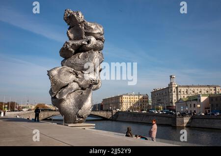 12 octobre 2021, Moscou, Russie. Sculpture Big Clay n° 4 de l'artiste suisse Urs Fischer sur Bolotnaya Embankment. Banque D'Images