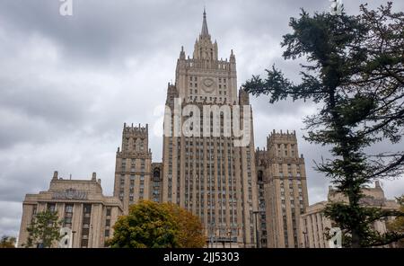 15 octobre 2021, Moscou, Russie. La construction du Ministère des affaires étrangères sur la place Smolenskaya dans la capitale russe. Banque D'Images