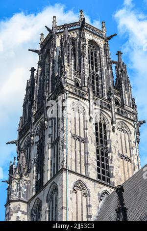 Église Saint-Salvator à Duisburg, partie de la tour, la basilique gothique de pierre tuf est aujourd'hui une église de ville protestante, ciel bleu avec des nuages blancs, Banque D'Images