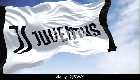 Turin, Italie, juillet 2022 : drapeau du Club de football de Juventus. Juventus est un club de football professionnel basé à Turin. Italie Banque D'Images