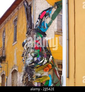 Demi-sculpture de lapin par Bordalo II à Gaia près de Porto, Portugal Banque D'Images