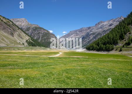 Une magnifique vue panoramique grand angle du lac Gallo, Livigno, SO, Valtellina, Italie Banque D'Images