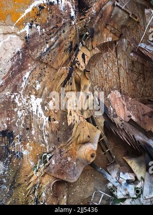 Demi-sculpture de lapin par Bordalo II à Gaia près de Porto, Portugal Banque D'Images