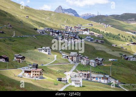 Une vue imprenable sur le magnifique village de Trepalle, sur le chemin de Livigno, AINSI, Valtellina, Italie Banque D'Images