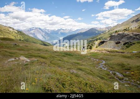 Une vue imprenable sur le magnifique village de Trepalle, sur le chemin de Livigno, AINSI, Valtellina, Italie Banque D'Images