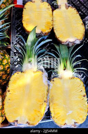 ​​pineapple émincé de couleur claire sur les étagères du magasin dans un supermarché Banque D'Images