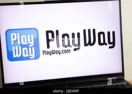 KONSKIE, POLOGNE - 19 juillet 2022: Logo du producteur de jeux d'ordinateur PlayWay affiché sur l'écran de l'ordinateur portable Banque D'Images