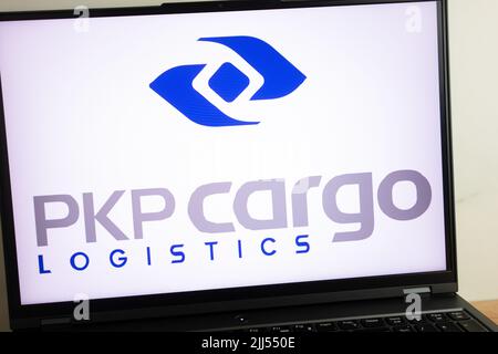 KONSKIE, POLOGNE - 19 juillet 2022: Logo de l'opérateur logistique de fret PKP affiché sur l'écran de l'ordinateur portable Banque D'Images