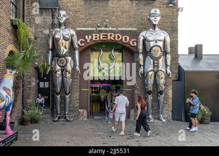 Entrée à Cyberdog, une boutique de musique de transe et de vêtements/accessoires de cybernétique à Camden Market, Londres, Angleterre, Royaume-Uni. Banque D'Images