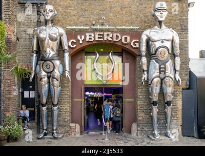 Entrée à Cyberdog, une boutique de musique de transe et de vêtements/accessoires de cybernétique à Camden Market, Londres, Angleterre, Royaume-Uni. Banque D'Images