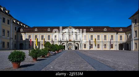 Le 18th siècle baroque Residenzschloss Ludwigsburg, inspiré par le château de Versailles. Vue sur l'entrée de la cour intérieure. Baden-Württembe Banque D'Images