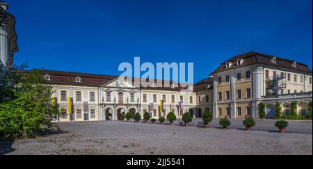 Le 18th siècle baroque Residenzschloss Ludwigsburg, inspiré par le château de Versailles. Vue sur l'entrée de la cour intérieure. Baden-Württembe Banque D'Images