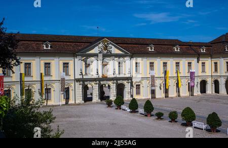 Le 18th siècle baroque Residenzschloss Ludwigsburg, inspiré par le château de Versailles. Vue sur l'entrée de la cour intérieure. Baden-Württembe Banque D'Images